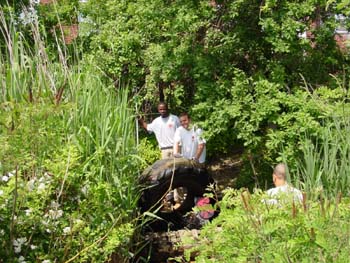 Volunteers_in_creek